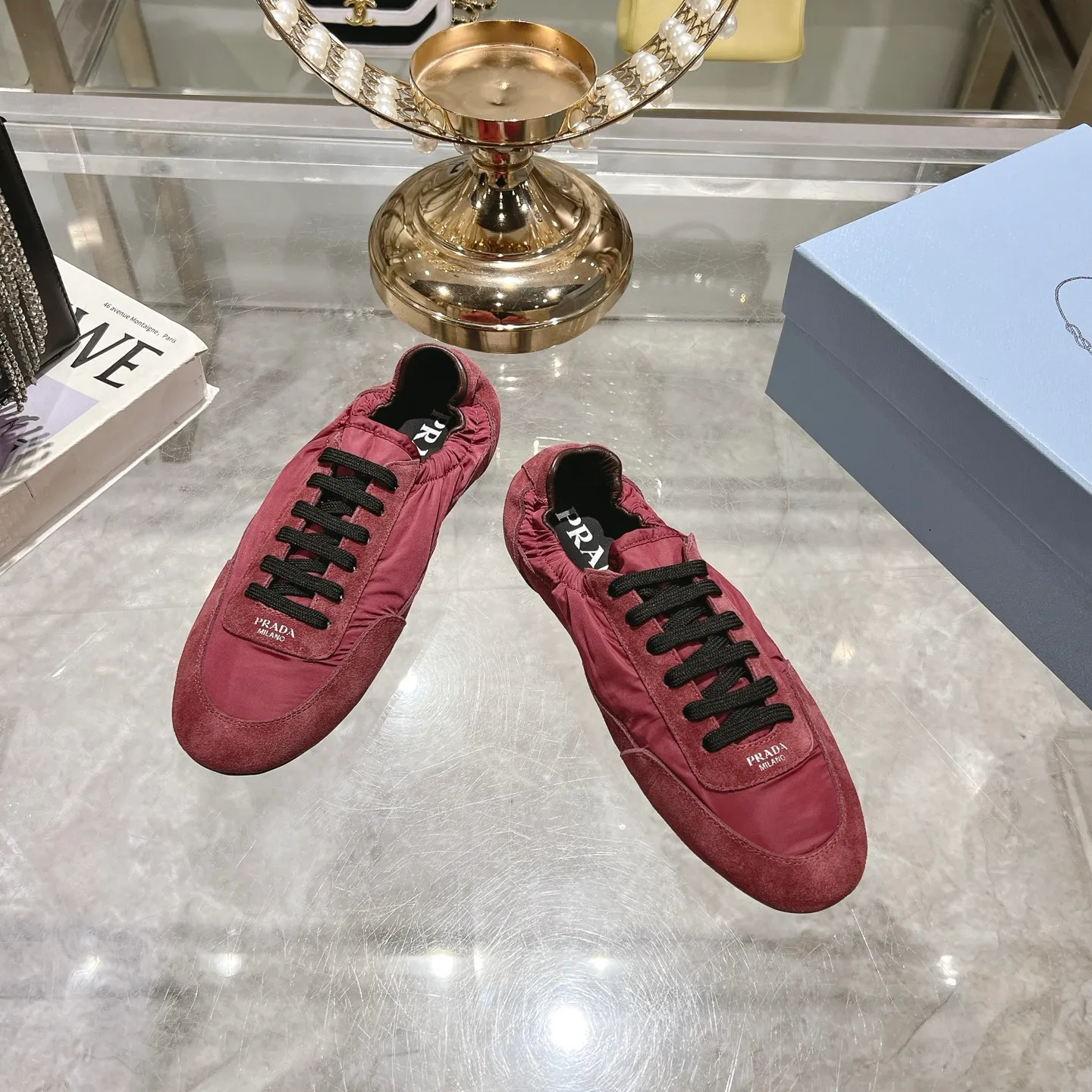 👟👟Ex-factory price 520👟👟Men's size +10 Couple style🎆Prada's new moral training shoes. The upper is suede with texture, and the inner sheepskin is wrapped. It is soft and waxy🎆The insole is thickened with lambskin. It is extremely comfortable to step on, has a sense of support, and feels well wrapped. The shoe shape is full of wrapping, light and easy to wear. A practical casual shoe that makes your legs appear taller! White is clean and refreshing, needed all year round, and can be easily worn with skirts and pants. Upper: imported suede/original molded fabric. Lining: sheepskin. Outsole: rubber outsole! Code number: 35-41 Color: burgundy blue brown green dark green yellow black red gray 9 colors available